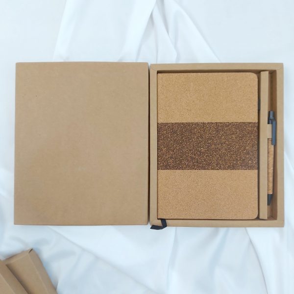 Cork Notebook + Pen สมุดโน๊ต วัสดุผลิตจากไม้ก๊อก พร้อมกล่องเข้าชุด สกรีนโลโก้ Made to Order